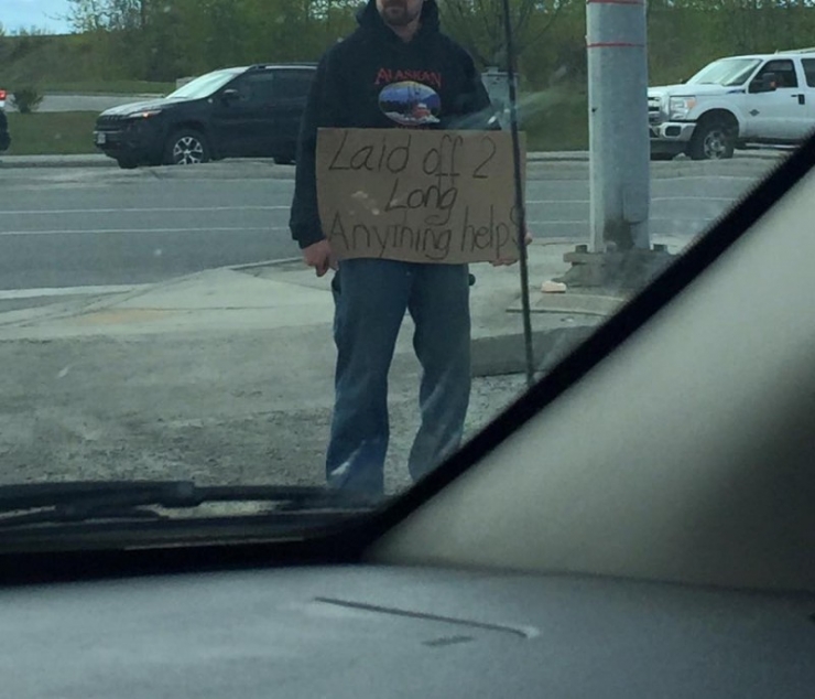 Illustration de l'article : Une conductrice lit la pancarte d'un SDF et se stoppe pour l'aider. 2h plus tard, ça va au-delà de ce qu'elle imaginait !