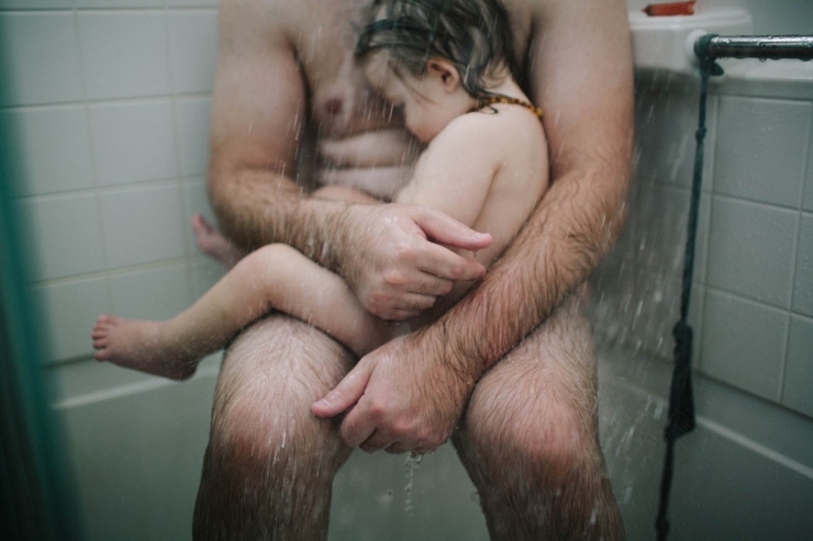 Illustration de l'article : Ce qui se cache derrière cette photo du papa dans la douche avec son fils est affolant… Le message de la maman fait le tour du web !
