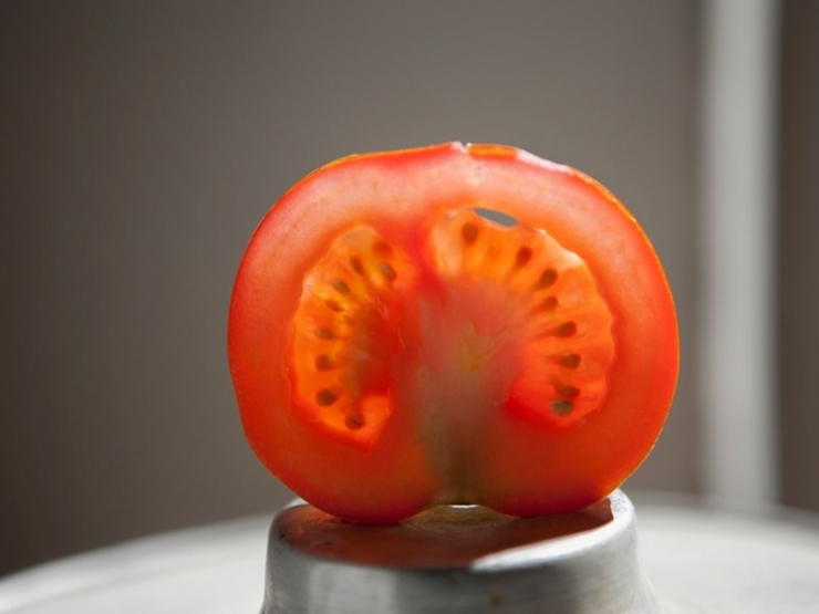 Illustration de l'article : Les bienfaits d'une tomate plac&eacute;e sur votre peau pendant une heure... Une excellente astuce !