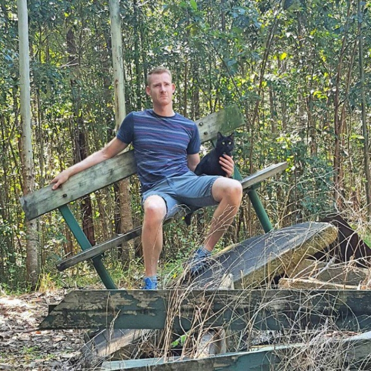 Illustration de l'article : Cet homme a TOUT plaqu&eacute; pour voyager en van autour de l'Australie... Avec son chat !