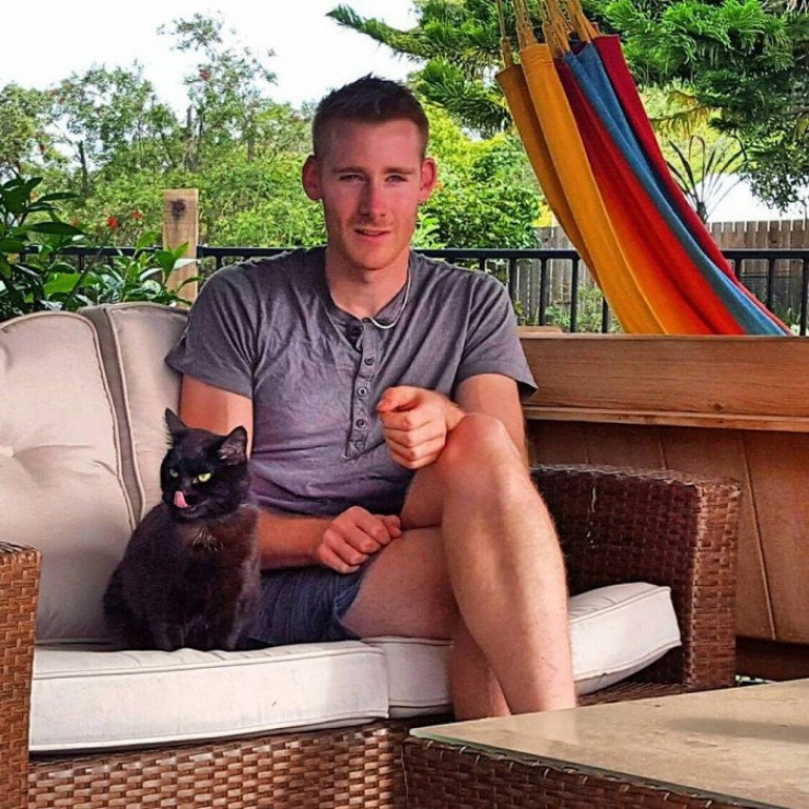 Illustration de l'article : Cet homme a TOUT plaqu&eacute; pour voyager en van autour de l'Australie... Avec son chat !