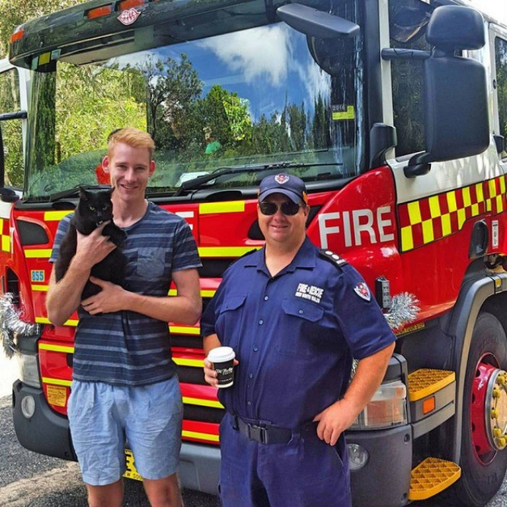 Illustration de l'article : Cet homme a TOUT plaqu&eacute; pour voyager en van autour de l'Australie... Avec son chat !