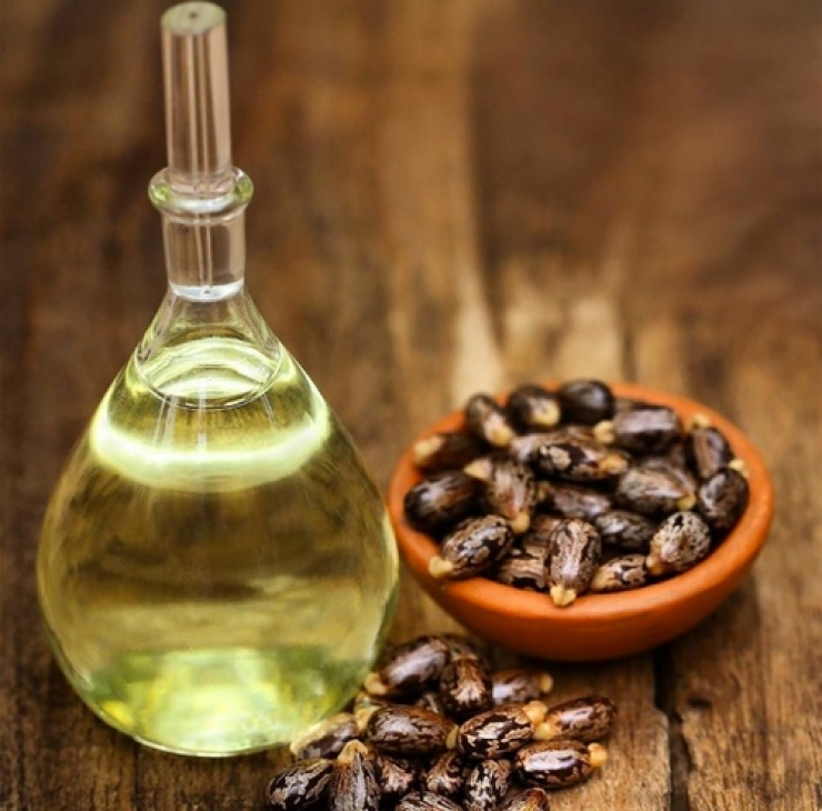 Illustration de l'article : L'huile de ricin n'est pas uniquement utilis&eacute;e comme laxatif... Voici ce qu'elle apporte aux cheveux et aux sourcils !