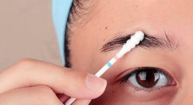 Illustration de l'article : L'huile de ricin n'est pas uniquement utilis&eacute;e comme laxatif... Voici ce qu'elle apporte aux cheveux et aux sourcils !