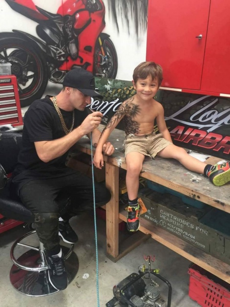 Illustration de l'article : Cet artiste tatoue des t&ecirc;tes de mort sur des enfants de moins de 10 ans, mais attendez de voir pourquoi !