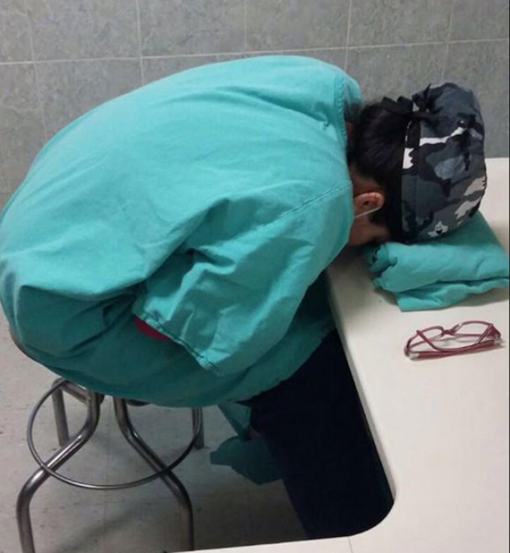 Illustration de l'article : Photographi&eacute; en train de dormir, ce m&eacute;decin n'aurait jamais pu pr&eacute;voir la r&eacute;action de ses coll&egrave;gues &agrave; travers le monde ! 