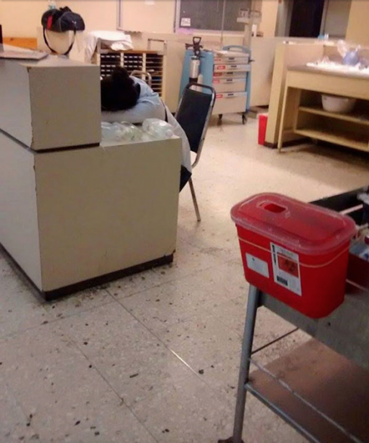 Illustration de l'article : Photographi&eacute; en train de dormir, ce m&eacute;decin n'aurait jamais pu pr&eacute;voir la r&eacute;action de ses coll&egrave;gues &agrave; travers le monde ! 