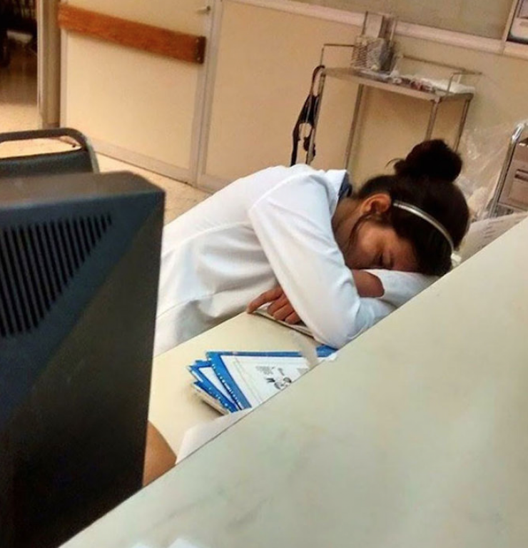 Illustration de l'article : Photographi&eacute; en train de dormir, ce m&eacute;decin n'aurait jamais pu pr&eacute;voir la r&eacute;action de ses coll&egrave;gues &agrave; travers le monde ! 