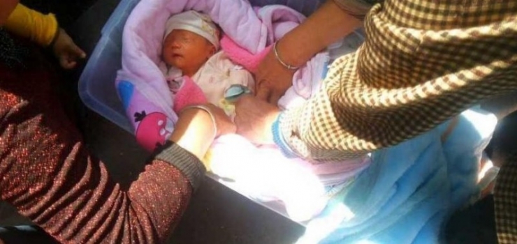 Illustration de l'article : Une femme de 26 ans trouve un b&eacute;b&eacute; abandonn&eacute; dans un carton... Ce qu'elle en a fait a troubl&eacute; toute la nation !