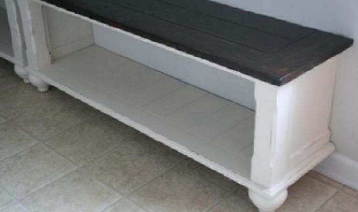 Illustration de l'article : Elle coupe sa table basse en 2 et réalise un projet pour son vestibule... Une idée géniale et très pratique !