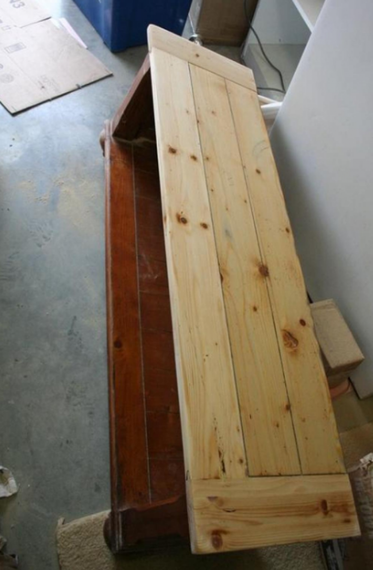 Illustration de l'article : Elle coupe sa table basse en 2 et réalise un projet pour son vestibule... Une idée géniale et très pratique !