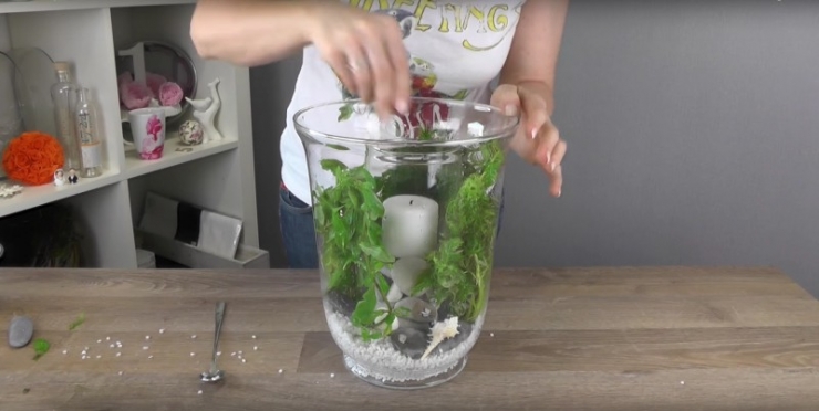 Illustration de l'article : Un vase plac&eacute; dans un autre, quelques cailloux ajout&eacute;s et un peu d'eau pour cette jolie r&eacute;alisation !