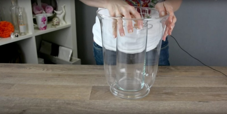 Illustration de l'article : Un vase plac&eacute; dans un autre, quelques cailloux ajout&eacute;s et un peu d'eau pour cette jolie r&eacute;alisation !