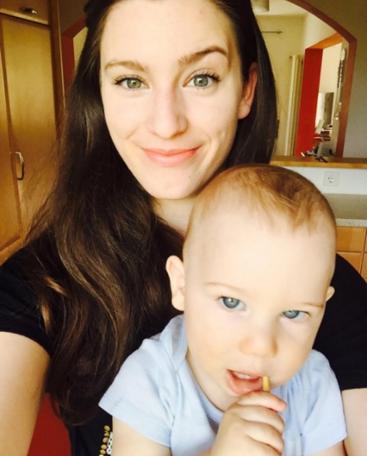 Illustration de l'article : La photo de cette mère allemande de 21 ans fait le tour du monde et scandalise certaines personnes !