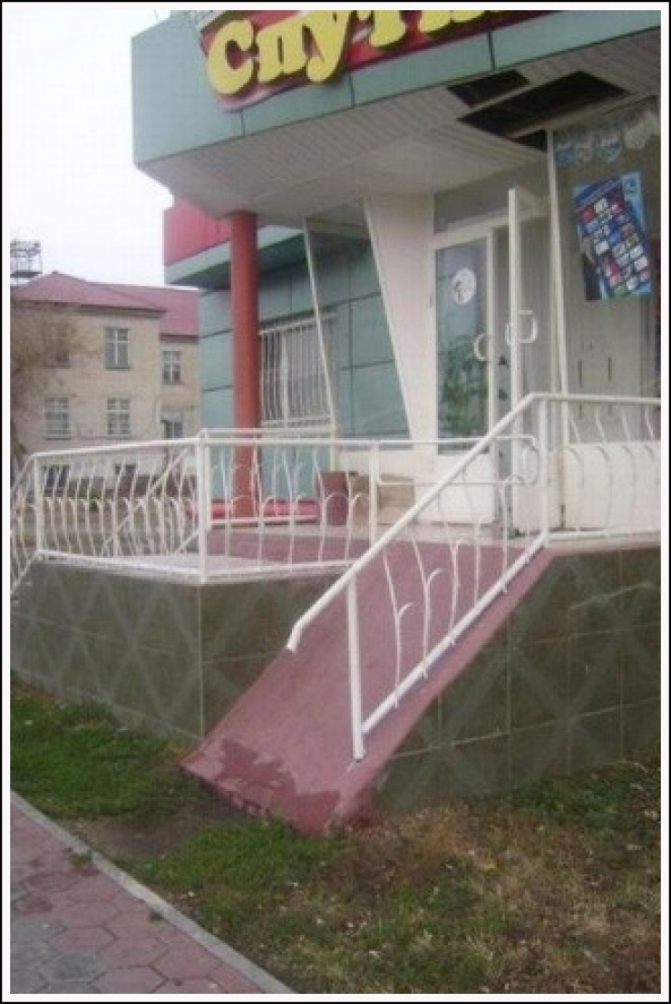 Illustration de l'article : 15 ratés d'architecture qui prouvent qu'il ne faut pas boire d'alcool en travaillant ! On ne leur demandait pas grand chose...