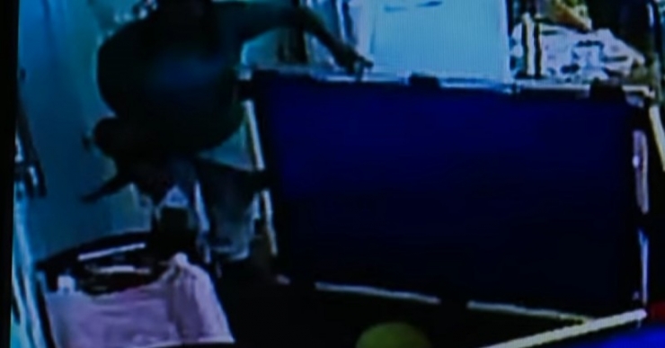 Illustration de l'article : Horrifi&eacute;e, cette maman comprend tout en d&eacute;couvrant la cam&eacute;ra de surveillance de son b&eacute;b&eacute; de 2 ans...