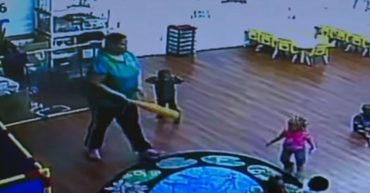 Illustration de l'article : Horrifi&eacute;e, cette maman comprend tout en d&eacute;couvrant la cam&eacute;ra de surveillance de son b&eacute;b&eacute; de 2 ans...