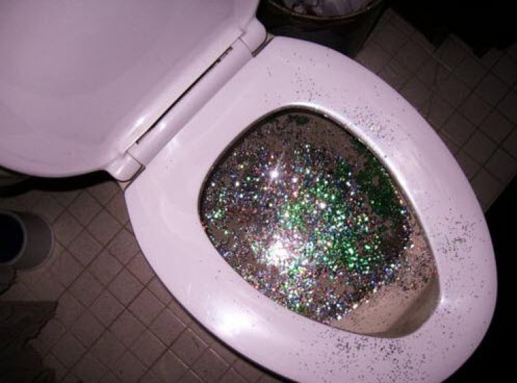 Illustration de l'article : Grâce à ces pilules pour Noël, vous allez enfin transformer vos cacas en paillettes...