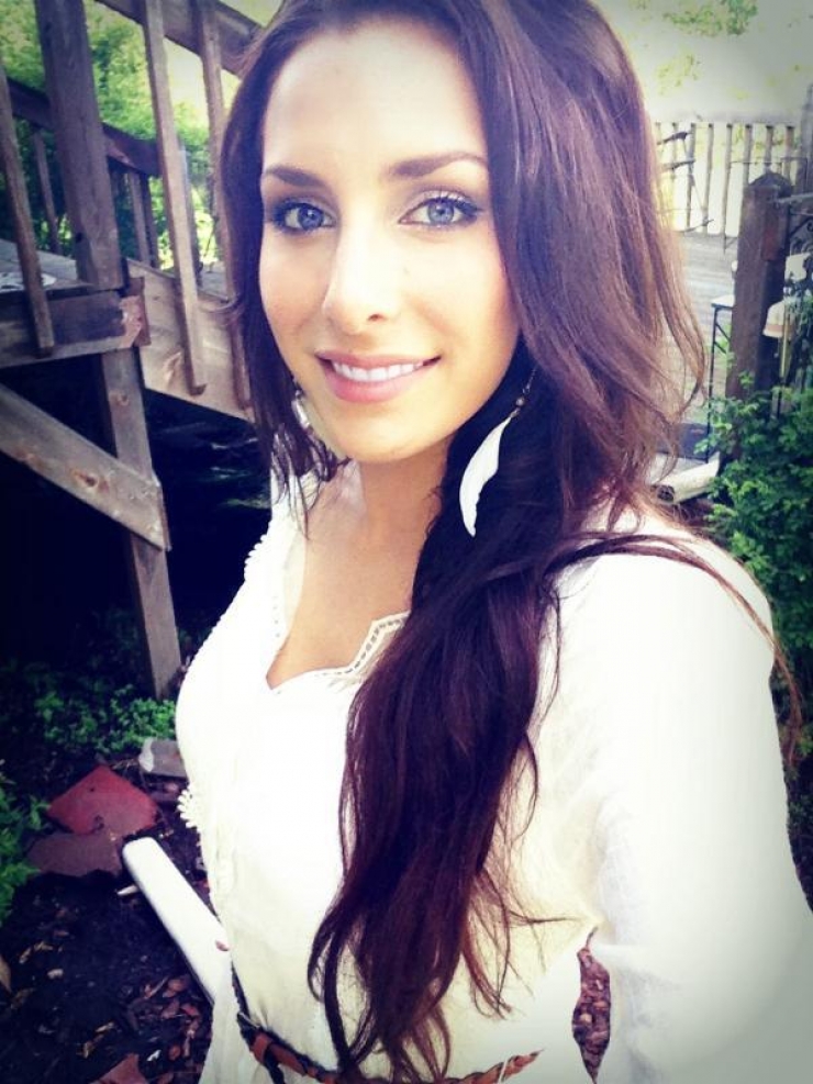 Illustration de l'article : 19 photos qui prouvent que les brunes aux yeux clairs sont les plus belles