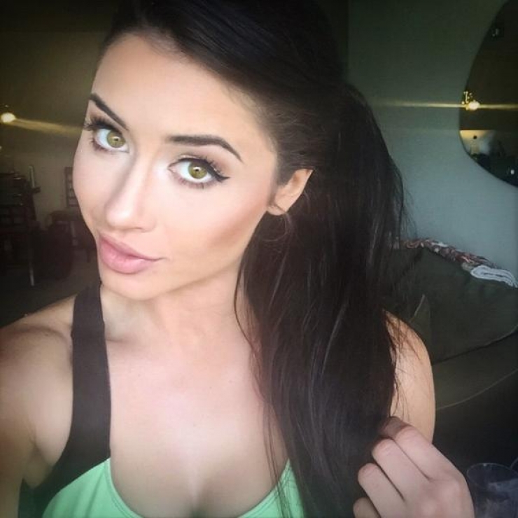 Illustration de l'article : 19 photos qui prouvent que les brunes aux yeux clairs sont les plus belles