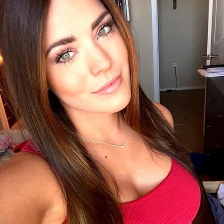 Illustration de l'article : 19 photos qui prouvent que les brunes aux yeux clairs sont les plus belles