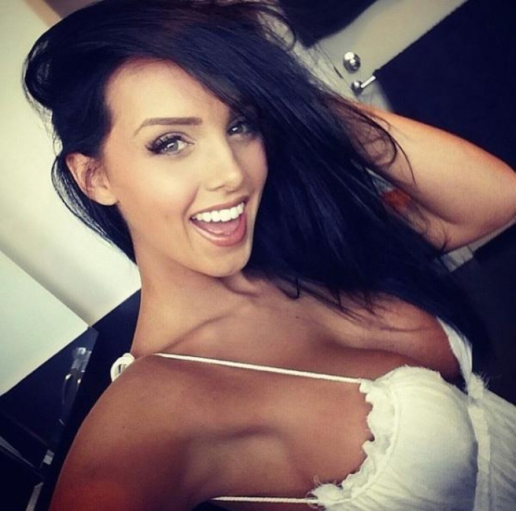 Illustration de l'article : 19 photos qui prouvent que les brunes aux yeux clairs sont les plus belles