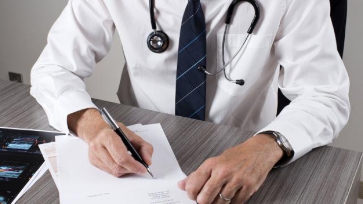 Illustration de l'article : Un docteur tr&egrave;s &eacute;nerv&eacute; &agrave; cause de ce mot accroch&eacute; sur la porte d'un bureau...