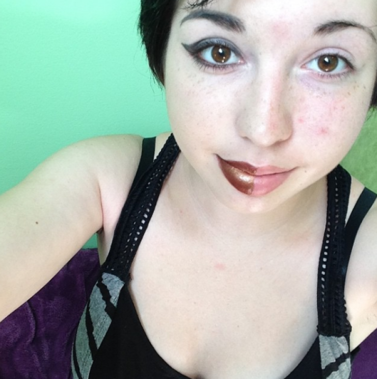 Illustration de l'article : Une moitié de visage sans maquillage, et l'autre avec... Ces 19 femmes nous montrent que c'est un monde de différence !