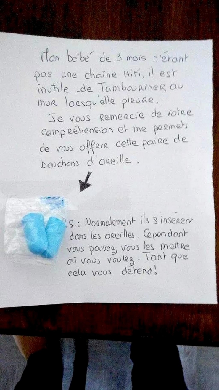 Illustration de l'article : Court mais efficace ce petit mot à l'attention des voisins qui tapent au mur quand son bébé pleure...