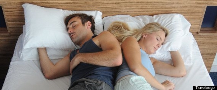 Illustration de l'article : Vous dormez dos à dos ? Rassurez-vous, votre couple risque de durer ! Voici ce que révèlent les autres positions: