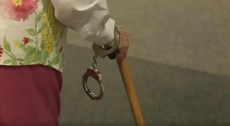 Illustration de l'article : Mise en &eacute;tat d'arrestation le jour o&ugrave; elle f&ecirc;te ses 102 ans ! La dr&ocirc;le histoire de cette mamie fait un carton...