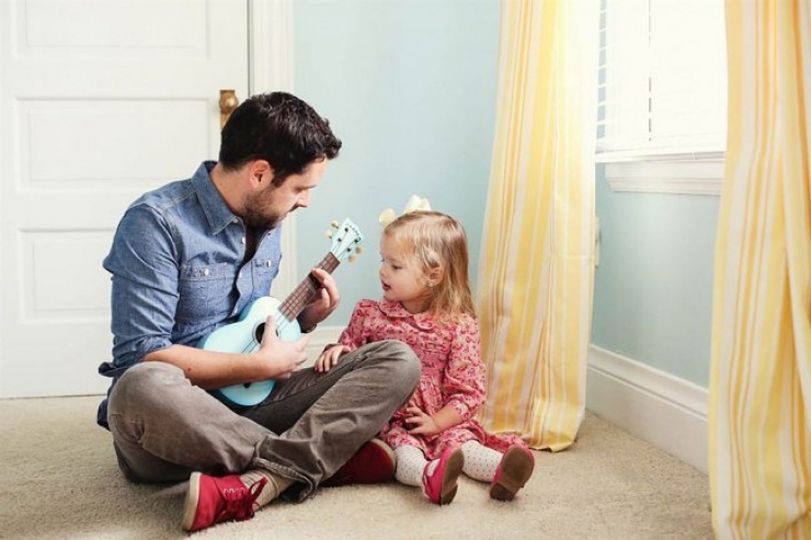 Illustration de l'article : Apr&egrave;s le d&eacute;c&egrave;s de sa femme, cet homme d&eacute;cide de refaire ses photos de mariage avec sa fille. Tr&egrave;s bel hommage !