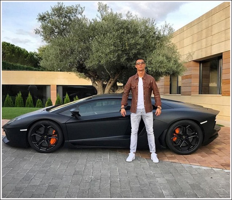 Illustration de l'article : Cristiano a-t-il bien fait en s'affichant devant sa Lamborghini ? Personne n’est à l’abri d’un détournement de photo sur internet, pas même l’un des meilleurs footballeurs du monde.