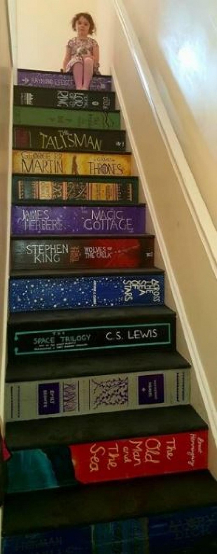 Illustration de l'article : 35 heures pour transformer les marches d'escalier beiges qu'elle trouvait trop ennuyeuses... 