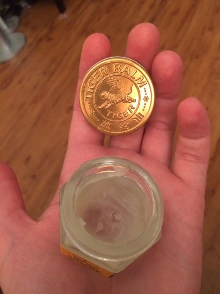 Illustration de l'article : Voilà un siècle que cette pommade existe et vous pouvez l'utiliser dans plusieurs astuces et contre pas mal de douleurs...