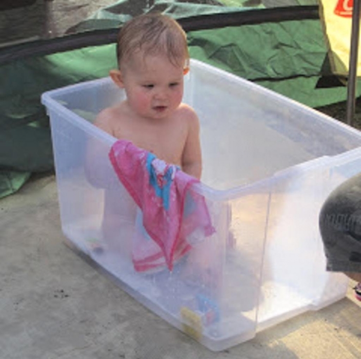 Illustration de l'article : 11 créations lumineuses à faire avec vos bacs en plastique ! Ici, vous allez mettre de l'ordre dans vos décorations de Noël, juste avec deux tiges en bois !