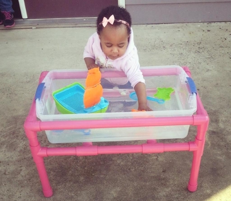 Illustration de l'article : 11 créations lumineuses à faire avec vos bacs en plastique ! Ici, vous allez mettre de l'ordre dans vos décorations de Noël, juste avec deux tiges en bois !