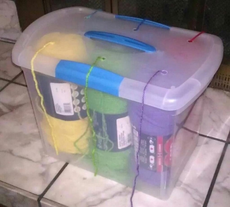 Illustration de l'article : 11 créations lumineuses à faire avec vos bacs en plastique ! Ici, vous allez mettre de l'ordre dans vos décorations de Noël, juste avec deux tiges en bois !