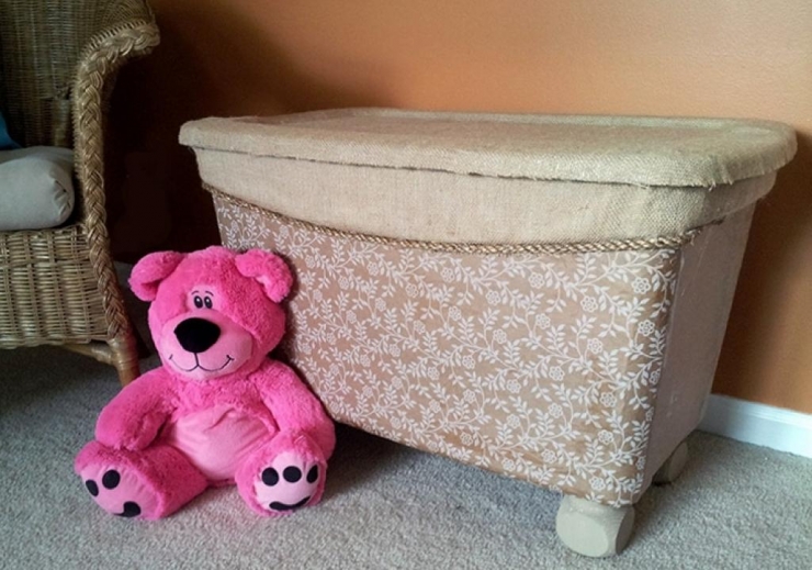 Illustration de l'article : 11 créations lumineuses à faire avec vos bacs en plastique ! Ici, vous allez mettre de l'ordre dans vos décorations de Noël, juste avec deux tiges en bois !