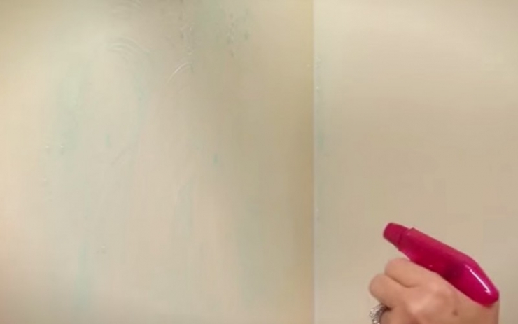 Illustration de l'article : Le nettoyage de la douche n’est plus une tâche frustrante avec cette astuce…