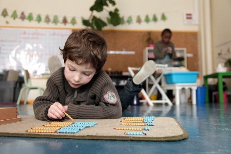 Illustration de l'article : Des élèves épanouis qui savent lire dès 4 ans ! Les méthodes de cette enseignante sont brillantes, pourtant l'éducation Nationale n'en veut pas !