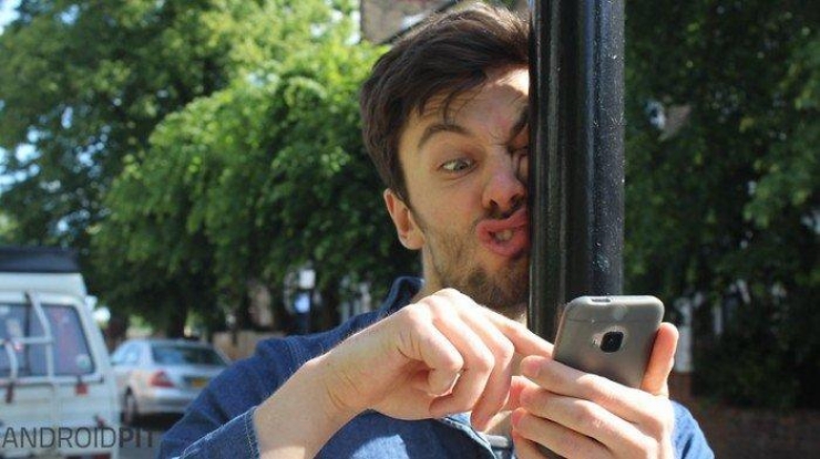 Illustration de l'article : On a tous/toutes un(e) pote beaucoup trop accro &agrave; son smartphone. Et au final, on vit souvent pas mal de ces 12 situations insupportables !    