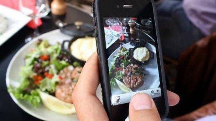 Illustration de l'article : On a tous/toutes un(e) pote beaucoup trop accro &agrave; son smartphone. Et au final, on vit souvent pas mal de ces 12 situations insupportables !    