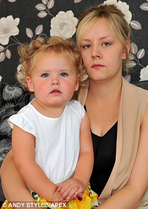 Illustration de l'article : Elle court vers sa maman, ensanglantée à cause de débris de verre laissés volontairement dans un toboggan ! Mise en garde: