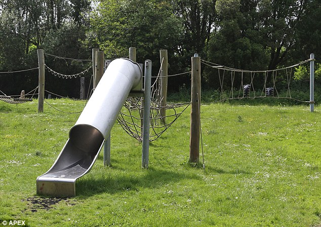 Illustration de l'article : Elle court vers sa maman, ensanglantée à cause de débris de verre laissés volontairement dans un toboggan ! Mise en garde: