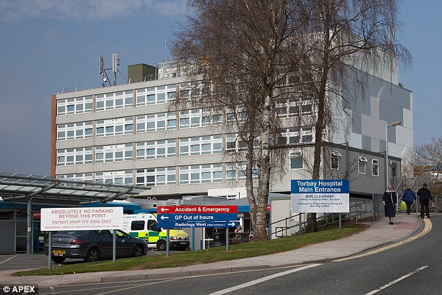 Illustration de l'article : Elle court vers sa maman, ensanglantée à cause de débris de verre laissés volontairement dans un toboggan ! Mise en garde: