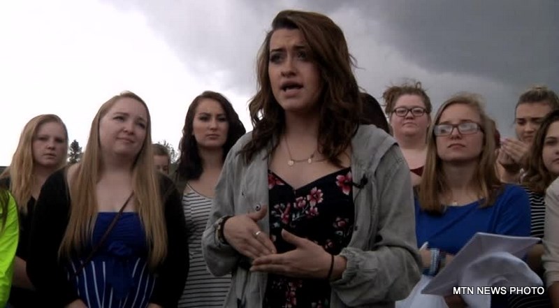 Illustration de l'article : Virée de l'école parce que la direction estime qu'on voit sa poitrine à travers le gilet! Qu'en dites-vous ?