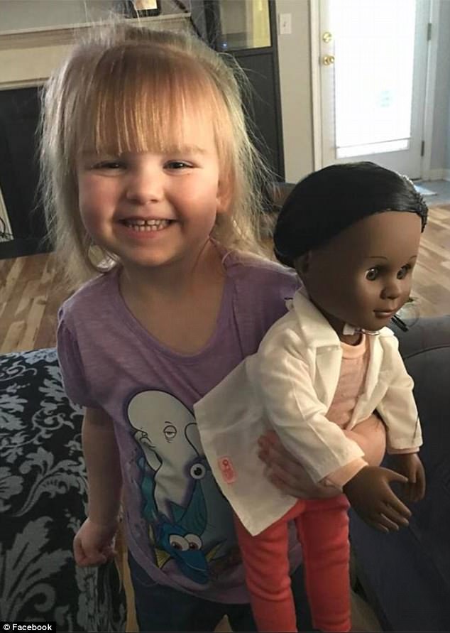 Illustration de l'article : La réponse d'une petite de 2ans à qui une caissière demande: "Tu veux une poupée qui te ressemble plus ?".