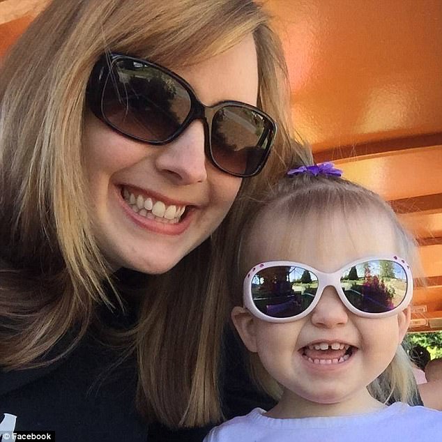 Illustration de l'article : La réponse d'une petite de 2ans à qui une caissière demande: "Tu veux une poupée qui te ressemble plus ?".