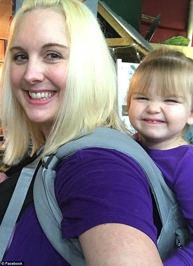 Illustration de l'article : La réponse d'une petite de 2ans à qui une caissière demande: "Tu veux une poupée qui te ressemble plus ?".